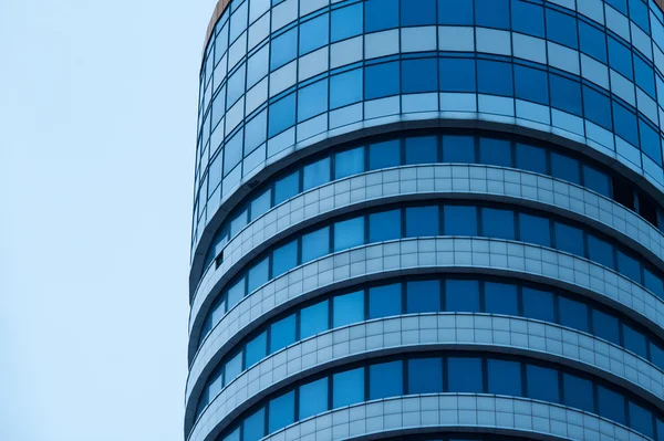 Rascacielos de oficinas de negocios modernos, mirando hacia arriba en los edificios de gran altura en el distrito comercial —  Fotos de Stock