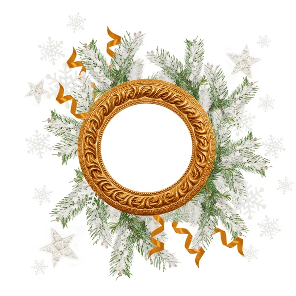 Ramos de abeto cobertos de neve e decorações redondas de Natal com espaço para texto — Fotografia de Stock