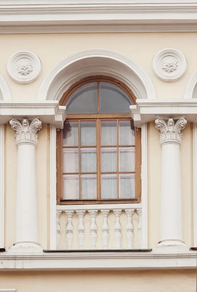 Twee kolommen tussen het venster in een oud gebouw — Stockfoto
