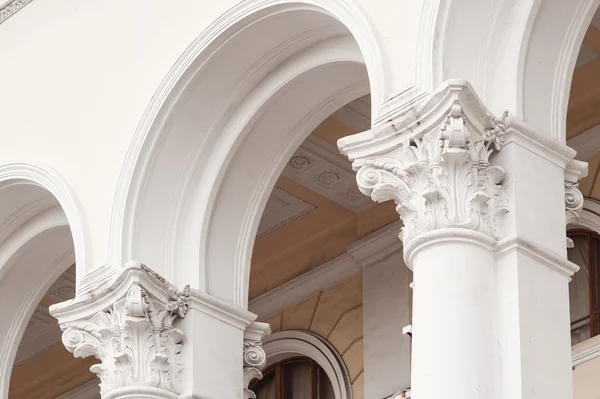 Colonnes sur la façade d'un ancien bâtiment restauré — Photo