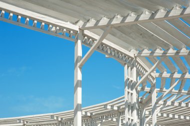 Mavi gökyüzü karşı parkta beyaz çardak