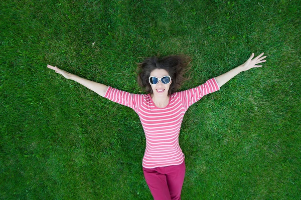 Krásná mladá žena venku v zelené trávě — Stock fotografie