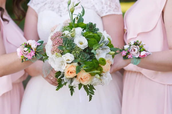 Pengantin dengan pengiring pengantin memegang karangan bunga pernikahan — Stok Foto