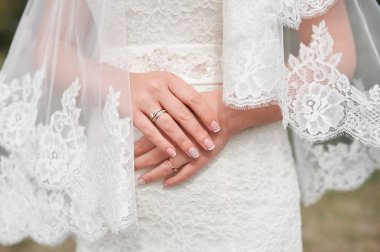 Gelinler eliyle bir manikür ve alyans