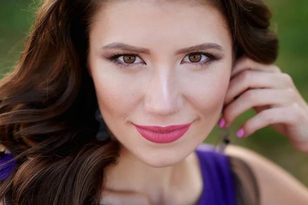 Portret van een mooie jonge vrouw met make-up closeup — Stockfoto