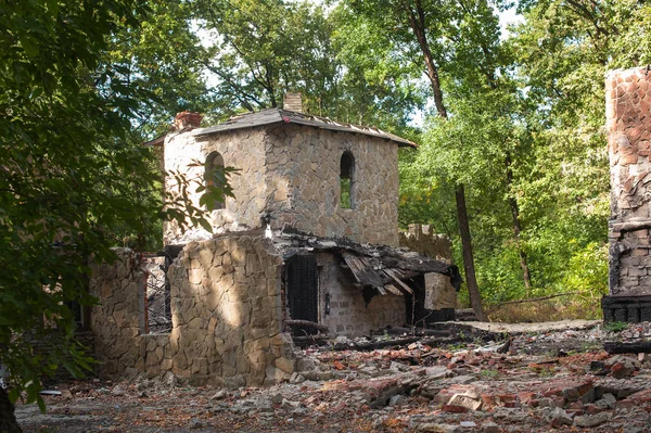 Stenen ruïnes in een bos, verlaten oud kasteel — Stockfoto