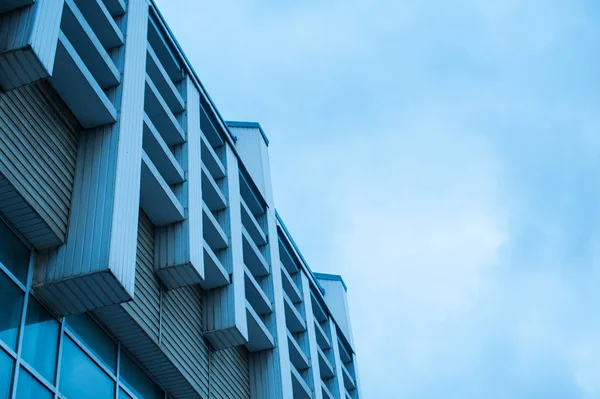 Fachada de arquitectura del moderno edificio de oficinas contra el cielo —  Fotos de Stock