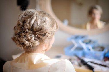 Genç ve güzel kız makyaj hazırlanıyor