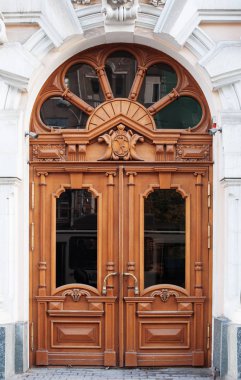 eski ahşap ön kapı, geleneksel bir Avrupa Town House