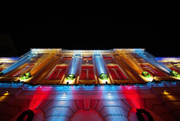 Arquitectura edificio antiguo en la noche iluminado con focos de colores — Foto de Stock