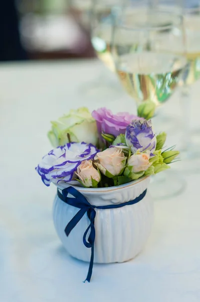 Bouquet of flowers in vase and two glasses champagne on table — Stock Photo, Image