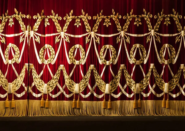 Offene rote Vorhänge mit glitzerndem Opern- oder Theaterhintergrund — Stockfoto