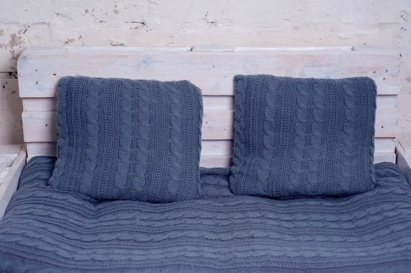 İç kanepe ve iki yastık ile oturma odası