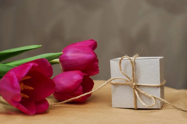 Ramo de tulipán púrpura y caja de regalo en mesa de madera con espacio para copiar —  Fotos de Stock