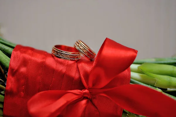 Dwa złote pierścienie na narzeczonych Bukiet ślubny — Zdjęcie stockowe