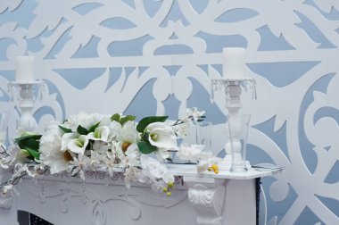 çiçekler ve mumlar bir restoranda düğün masada dekorasyon