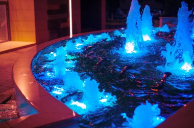 Aydınlatmalı renkli gece çeşme şehir