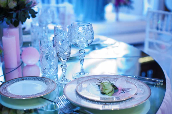 Tavolo decorato festivo nel ristorante per Natale in tono blu e bianco — Foto Stock
