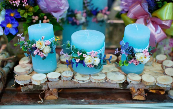 Dekoracja z kwiatów i świec, przy stole wesele w restauracji — Zdjęcie stockowe