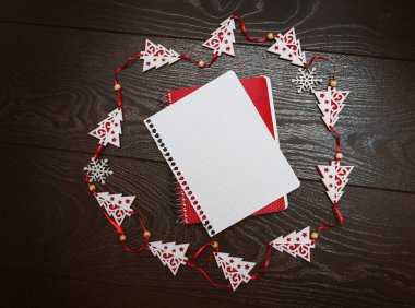 Noel ağaçları ve beyaz çarşaf içinde ahşap oyuncak için tebrik kartı