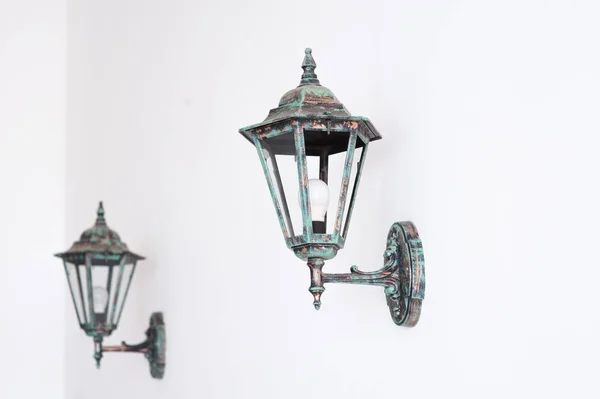 Vecchia lampada vintage isolata su sfondo bianco — Foto Stock