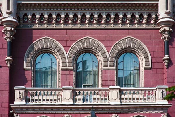 三个美丽的老式窗口，在历史建筑 — 图库照片