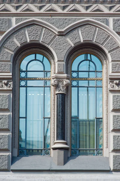 Два красивых винтажных окна в историческом здании — стоковое фото