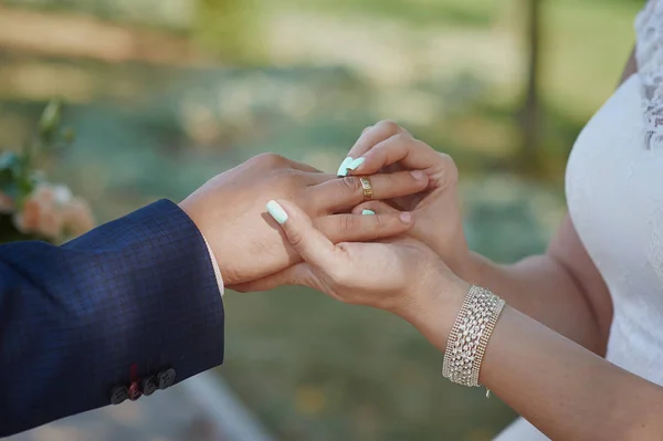 花嫁は、新郎の指に結婚指輪を着ています。 — ストック写真