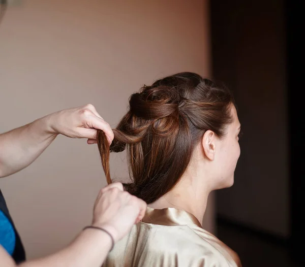 Peluquería hace que el peinado de la novia en la mañana de boda — Foto de Stock
