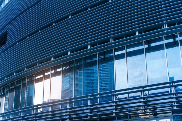 Vacker arkitektur på kontorsbyggnad i blå — Stockfoto