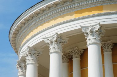 Mimari binaların cephe üzerinde beyaz sütun