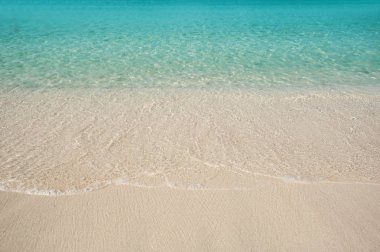 Sandy Beach ve mavi su deniz