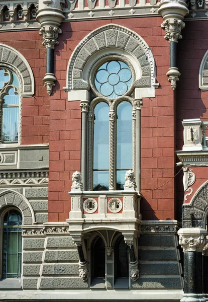 Fenster mit Bögen im alten architektonischen Gebäude — Stockfoto