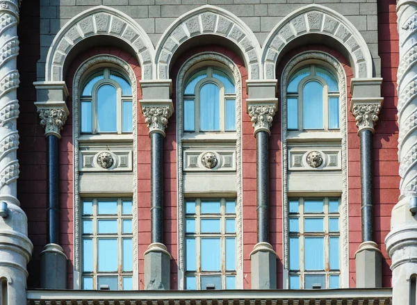 Janelas com arcos em edifício arquitetônico antigo — Fotografia de Stock