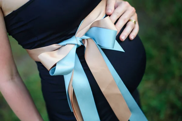 Femme enceinte tient la main de son estomac — Photo