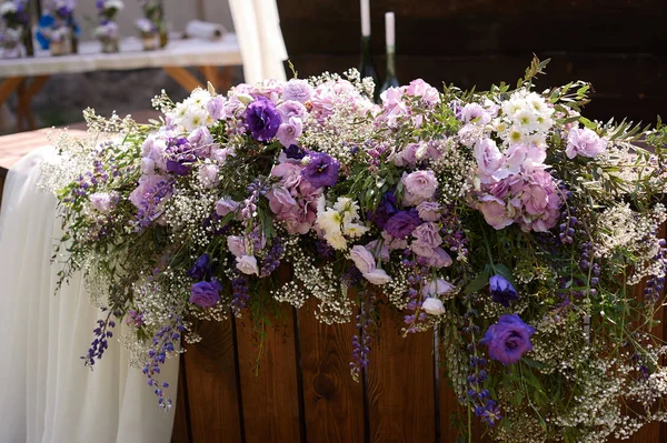 Decoración de flores boda novia y novio mesa — Foto de Stock
