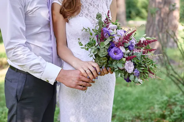Ogarnięcie narzeczonego z piękny ślub bukiet — Zdjęcie stockowe