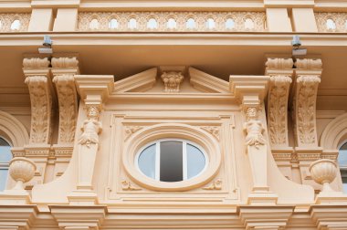 güzel mimari ile tarihi bir bina cephe