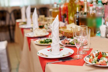 Düğün Gelin ve damat restoranda akşam yemeği için dekore