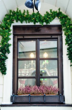 güzel çam dalları Noel pencere dekorasyon dekore edilmiş