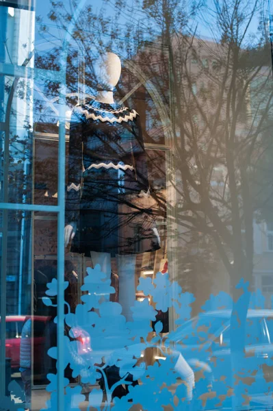 商店橱窗里的人体模特 — 图库照片