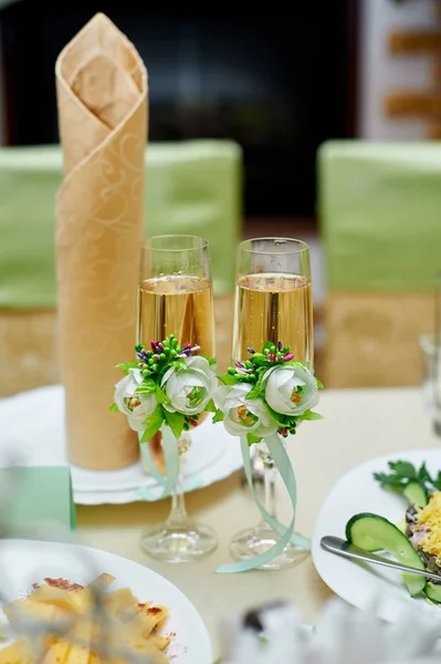 Two beautiful glass with champagne at the wedding table — Stock Photo, Image