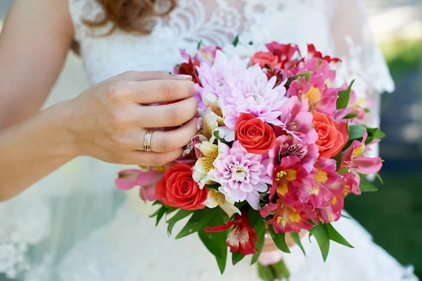 Braut mit einem schönen Brautstrauß — Stockfoto