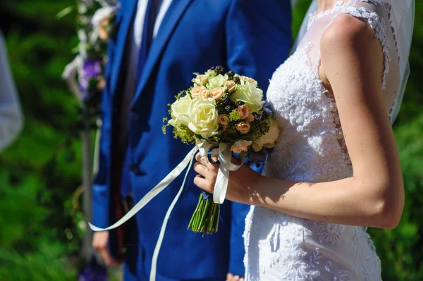 Braut und Bräutigam beim Hochzeitsspaziergang im Park — Stockfoto