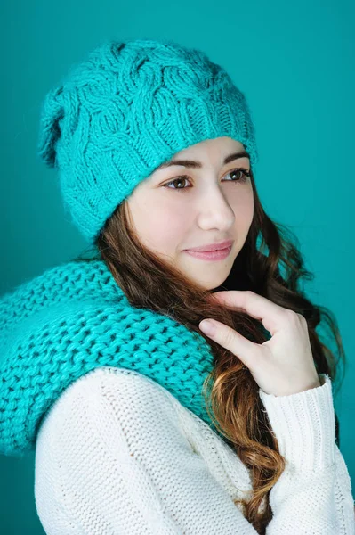 Bela jovem mulher em turquesa tricotado chapéu e cachecol — Fotografia de Stock