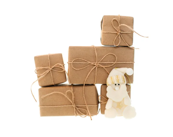 Подарочные коробки с крафт бумаги и рождественские игрушки изолированы на белом фоне — стоковое фото