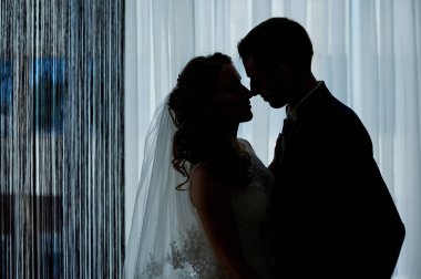 Siluet aşk bir arka plan pencere çiftler