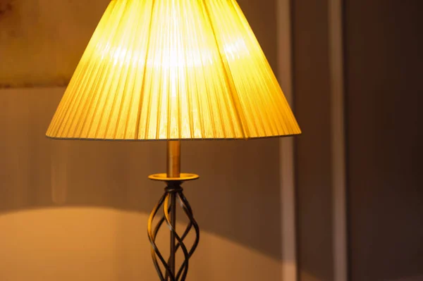Включены в вечер в спальне настольная лампа — стоковое фото