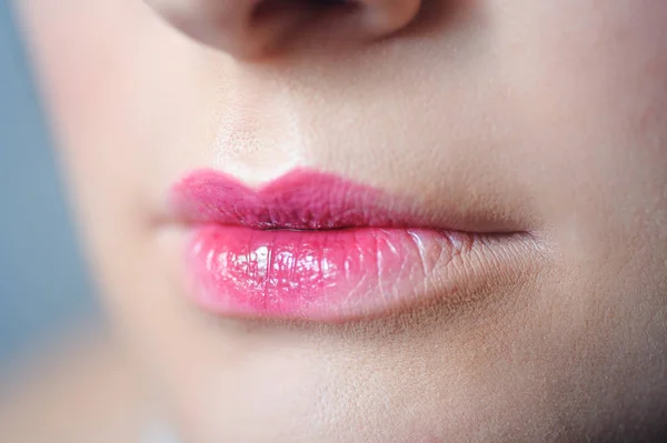 Modelo de labios con hermoso maquillaje de cerca — Foto de Stock