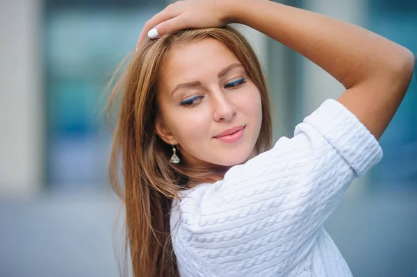 Joven feliz mujer posando en una calle de la ciudad para caminar —  Fotos de Stock